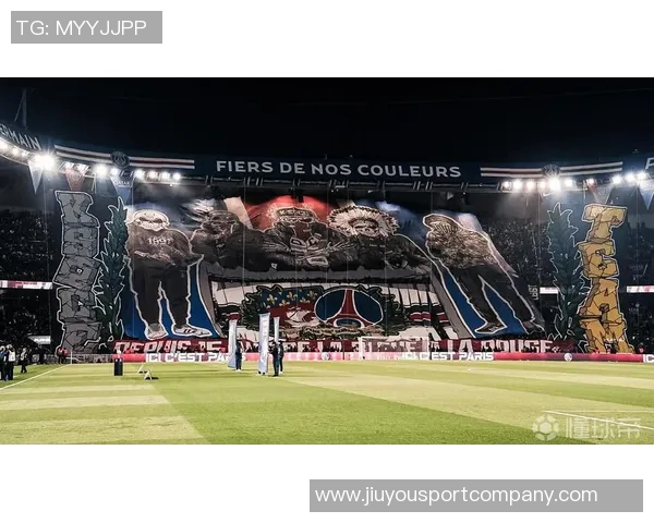 巴黎圣日耳曼主场TIFO致敬十年前巴黎恐袭遇难者的深情纪念