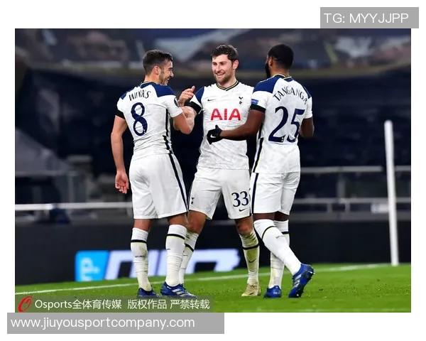 维尼修斯双响助力球队胜利分享伯纳乌的精彩时刻与球迷共庆